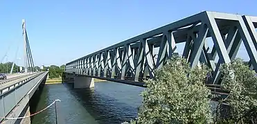 Un puente de celosía Warren sobre el Rin en Karlsruhe, Alemania.