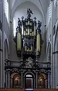 El órgano, en la nave restaurada