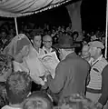 [fr→es]Mariage au moment de la lecture de la ketouba sous le dais nuptial (houppa) dans le kibboutz Yad Mordechai à Ashkelon (Israël), 1964.