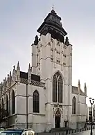 La fachada de la iglesia de la Capilla de Bruselas, con su campanario-porche.