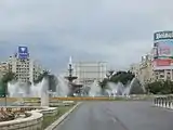 En segundo plano, la fachada del Palacio.