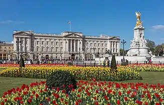 Fachada principal del Palacio de Buckingham (y monumento a Victoria), construido originalmente por Edward Blore y terminado en 1850, fue rediseñado en 1913 por sir Aston Webb