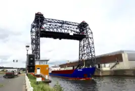 Vista del puente con la calzada alzada