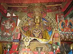 Estatua de Buda infantil, con Otoch y Amida a los lados