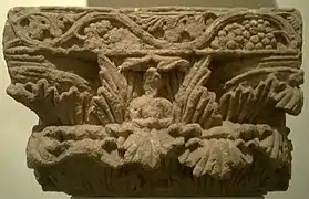 Capitel conrintio con Buda, siglo II, Surk Kotal, Afganistán.