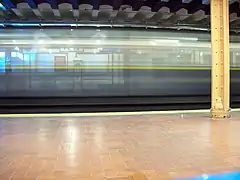 Un tren deja la estación