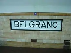 Nomenclador original en la estación Belgrano.