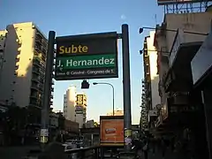 Acceso a la estación José Hernández de la línea D