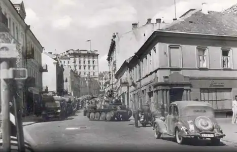 Edificios en Vilna con las banderas tricolores lituanas.