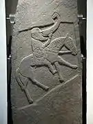 La Bullion Stone, un relieve del siglo X que representa a un guerrero picto a caballo bebiendo de un cuerno (drinking horn).