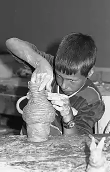 Muchacho alemán urdiendo una jarra churro a churro (1981).