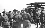 Un grupo de oficiales alemanes, incluyendo al Generalfeldmarschall Erwin Rommel, en Riva Bella, 30 de mayo de 1944.