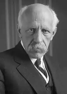 Nansen ya con cierta edad, cabello cano que va desapareciendo; característico bigote cano caído; y unos ojos intensamente concentrados.