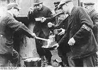 Miembros del Volkssturm almorzando durante Navidad, diciembre de 1944.