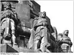 Wächterfiguren (Guardias), rodeando la cúpula del Völkerschlachtdenkmal.