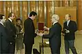 Edgar Bronfman recibe la condecoración de manos del Presidente Erich Honecker.