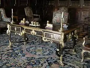 Escritorio de ébano de André-Charles Boulle, con figuras de mujeres de bronce dorado en las esquinas (Castillo de Vaux-le-Vicomte)