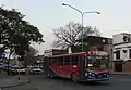 Un ómnibus y un taxi en San Miguel de Tucumán