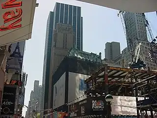 Vista desde Times Square ; 1095 Avenue of the Americas se cierne detrás de él