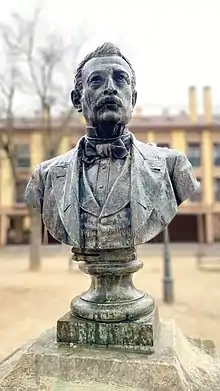 En la imagen se puede observar un busto de Jaime Méric el cual se encuentra situado en la Plaza Mériz en la localidad de Pinto, Madrid