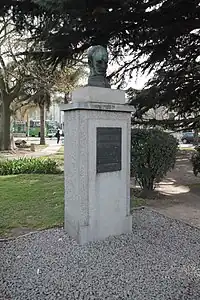 Busto de José Martí en Plaza Cuba, Montevideo (Uruguay).