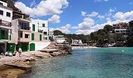 Vista de Cala Santañí, con su playa al fondo