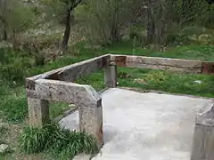 Detalle de caseta construida con traviesas de tren. Cercedilla. España.