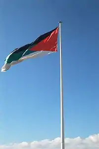 El Asta de Aqaba, el quinto más alto del mundo, con la bandera de la revuelta izada.
