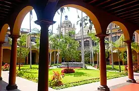 Patio de letras en San Marcos (Lima). Hay también "patios" "de ciencias", "de derecho", "de jazmines", "de chicos"...