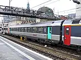 Vagón CFL Corail incorporado entre un vagón SNCB y una locomotora SNCF con destino a Suiza.