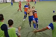 El estadounidense Andrew Wiedeman celebra un gol quitándose la camiseta.