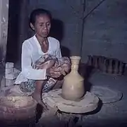 Trabajando en la rueda en el foco alfarero de Plered, en Purwakarta (Indonesia) (1980).