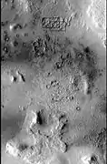 Imagen en CTX del Deuteronilus Mensae que muestra la ubicación de las dos imágenes siguientes