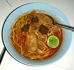 Pollo khao soi con sangre cuajada en la cafetería de una escuela, Chiang Rai, Tailandia.