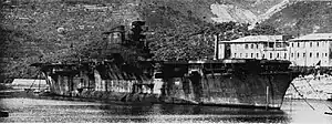 El Portaaviones italiano "Aquila" destrozado por los bombardeos aliados en 1943.