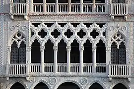 Arcada de columnas con decoración cuadrifolia en la Ca' d'Oro de Venecia.