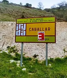 Cartel de Plataforma Segovia Viva, incorporada en España Vaciada, a la entrada a Caballar, provincia de Segovia, municipio que ha perdido el 85% de sus habitantes en los últimos años