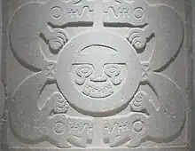 Piedra tallada de la cultura Pashas, Cabana, Región Ancash - Perú. Sol rodeado de cuatro animales fabulosos, actualmente en la pared de la iglesia