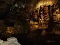 Estalactitas dentro de las grutas