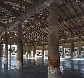 Dentro de la sala de mercado.