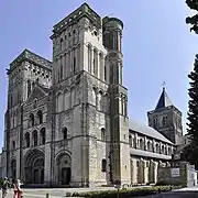 La iglesia de la abadía de la Trinité de Caen muestra el desarrollo de las torres gemelas y la fachada de triple portal