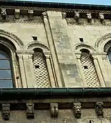 Cornisas, ménsulas esculpidas, arcadas ciegas en el exterior de la abadía de las Damas de Caen