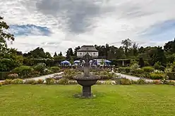 Fuente y restaurante al fondo.