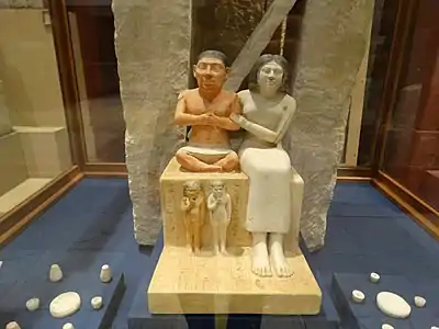 El enano Seneb con su esposa (2400-2500 a. C)