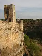 Vista del castillo sobre el risco.