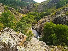 Calderas del río Cambrones (Trescasas, Segovia), un ejemplo de formación de origen fluvioglaciar como marmita de gigante originada por la erosión de grava o pequeñas piedras en constante movimiento circular por la fuerza del agua