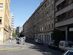 La calle Vall de Laguar se encuentra por debajo del nivel de las circundantes. Esto se debe a las adaptaciones realizadas por las sucesivas riadas.