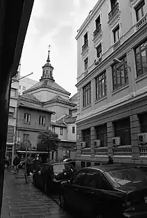 Confluencia con Marqués de Valdeiglesias, al fondo, la iglesia de San José