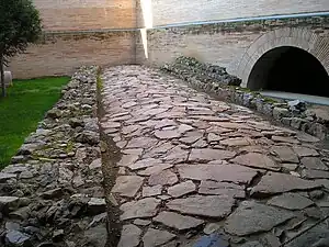 Calzada romana, hallada en el solar que ocupa el museo