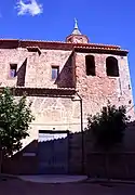 Paisaje urbano de Camarena de la Sierra (Teruel), con detalle de la parroquial de San Mateo, siglo XVI-XVII (2017).